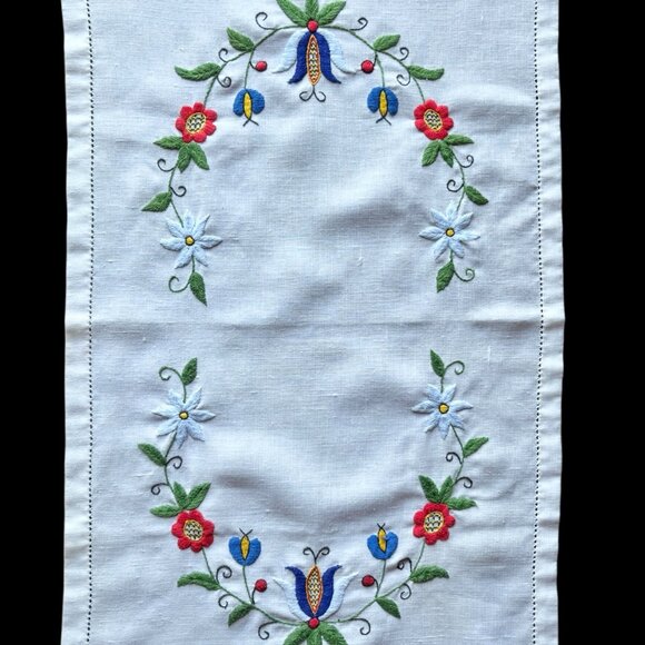 Polish Kaszuby Embroidered Floral Linen Table Runner Made in Poland - Picture 1 of 6